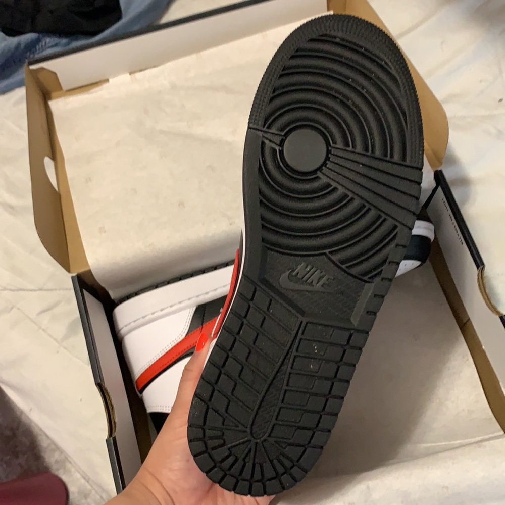 Jordan 1 Mid ❤️❤️❤️❤️ SOLD ❤️❤️❤️❤️ - Picture 5 of 6